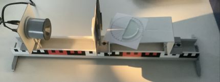Aufbau SV Lichtbrechung am halbrunden Glaskörper.jpg