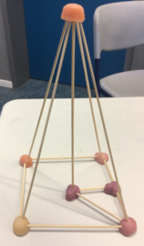 Kantenmodell Pyramide Holzspieße.png