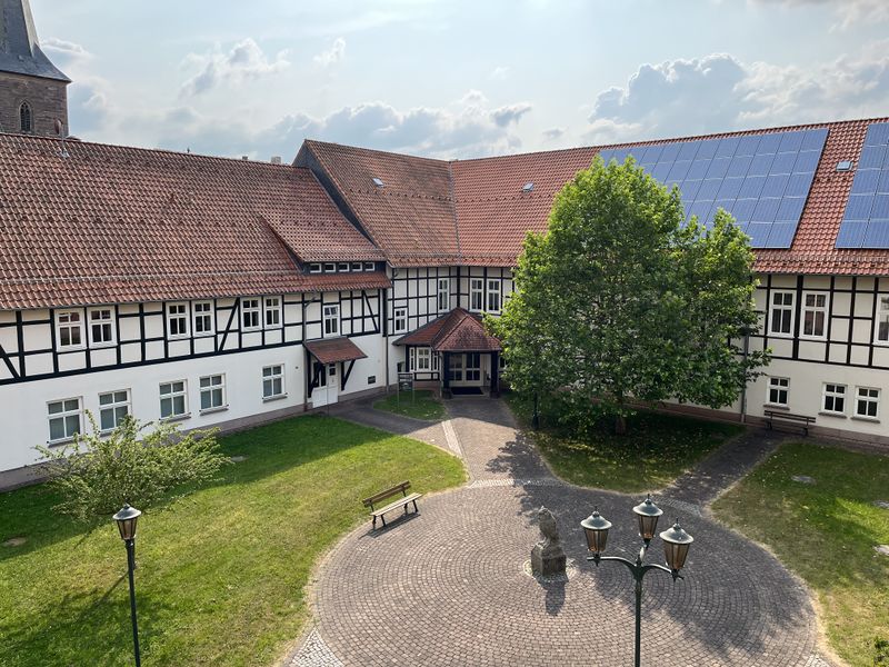 Datei:Bild vom Hof des Verwaltungsgebäude.jpg