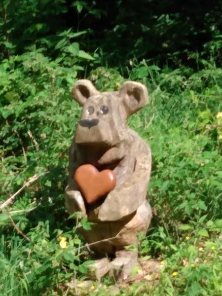 Datei:Eine von vielen Skulpturen.jpg