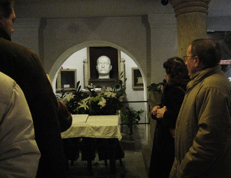 Datei:Tomba di Benito Mussolini.jpg